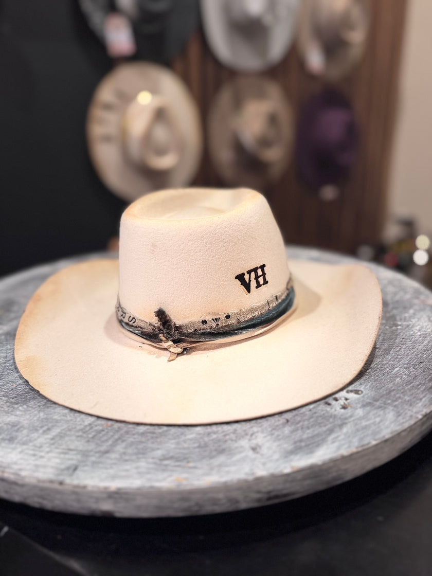 The Cheyenne - Ivory Western Shaped Felt Hat Longhorn Skull with Blue Trim